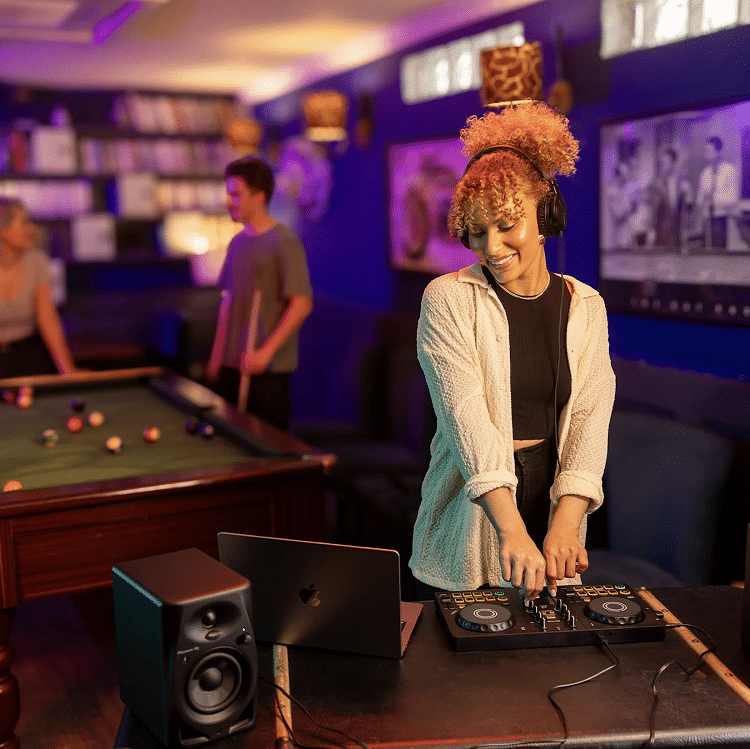 AlphaTheta DDJ-FLX2 – קונטרולר DJ עם פדים מוארים ותאימות ל־rekordbox