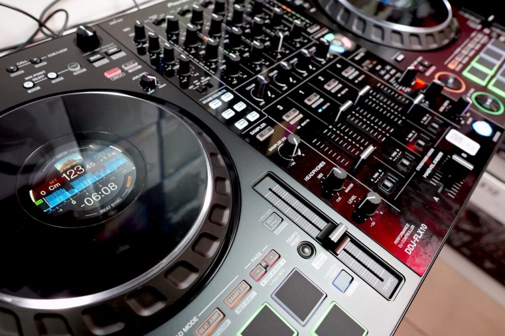 Pioneer DDJ-FLX10 – קונטרולר דיג׳יי מקצועי