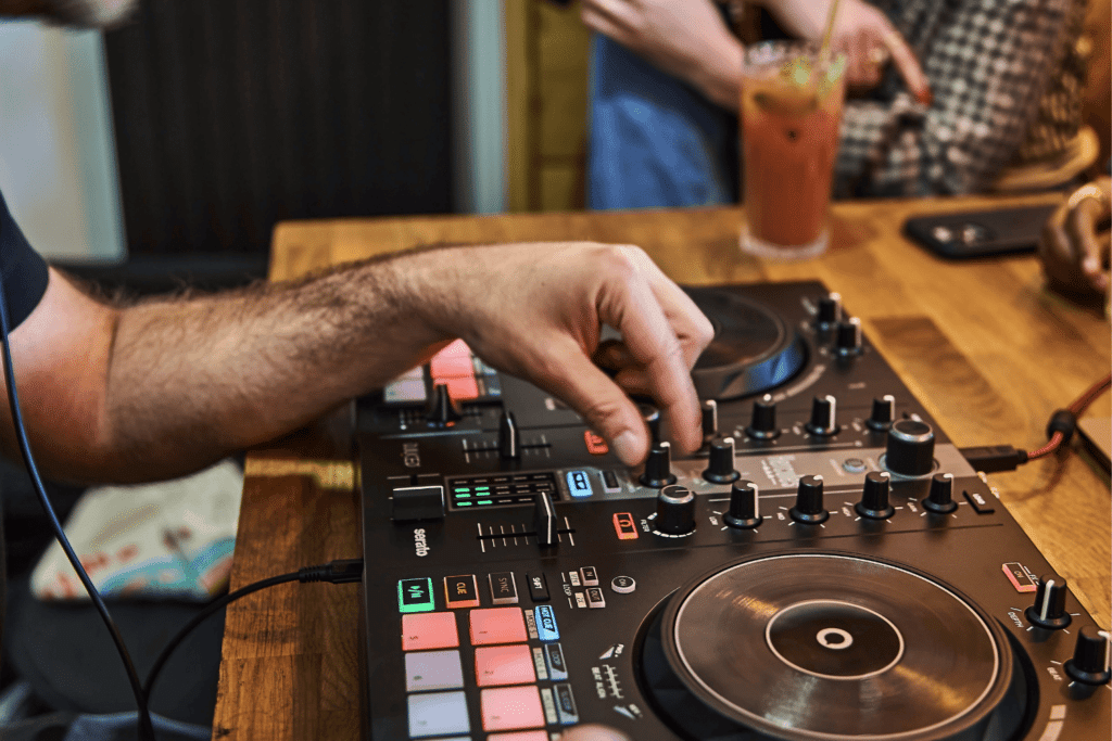 Hercules DJControl Inpulse 300 MK2 קונטרולר עם עזרים ללמידה