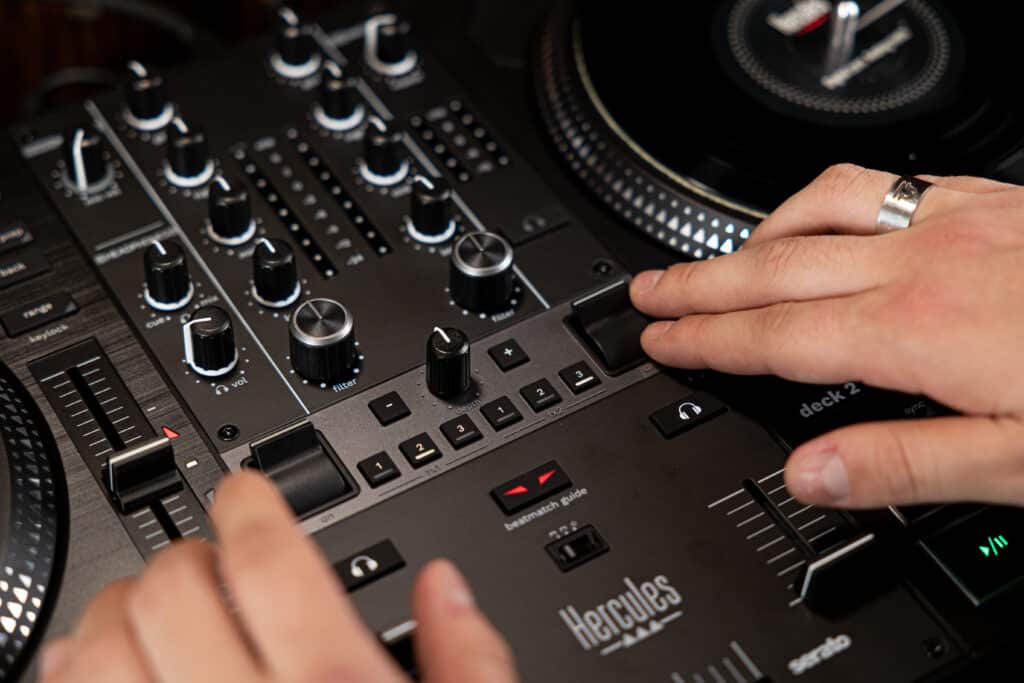 Hercules DJControl Inpulse T7 עם אפקטים ופדים