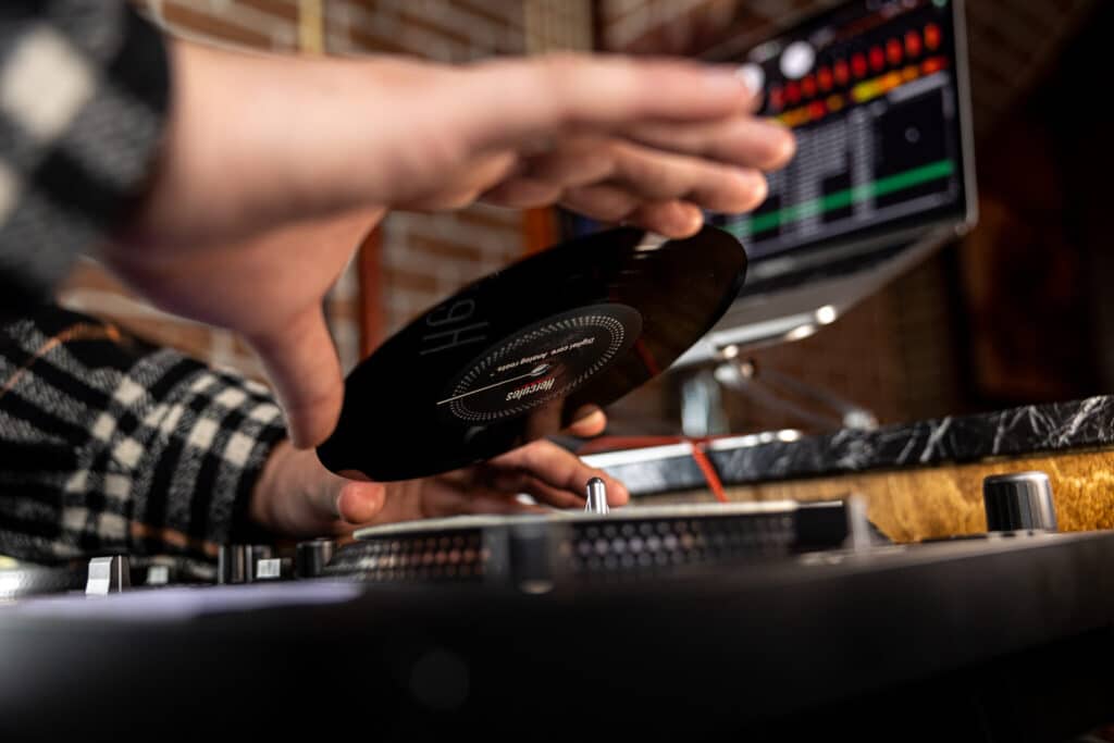 Hercules DJControl Inpulse T7 נייד ומדוייק