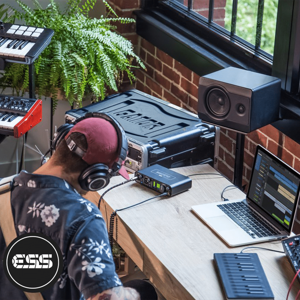 MOTU M2 – בשימוש באולפן עם מחשב ורמקולים 