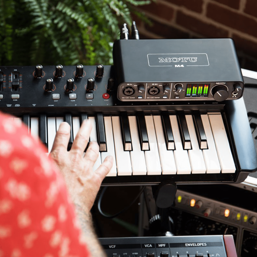 MOTU M4 – תקריב על התצוגה הצבעונית והחוגות 