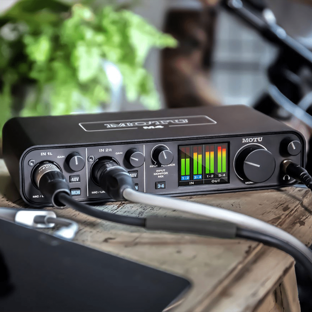 MOTU M4 – שתי יציאות אוזניות עצמאיות בחזית 