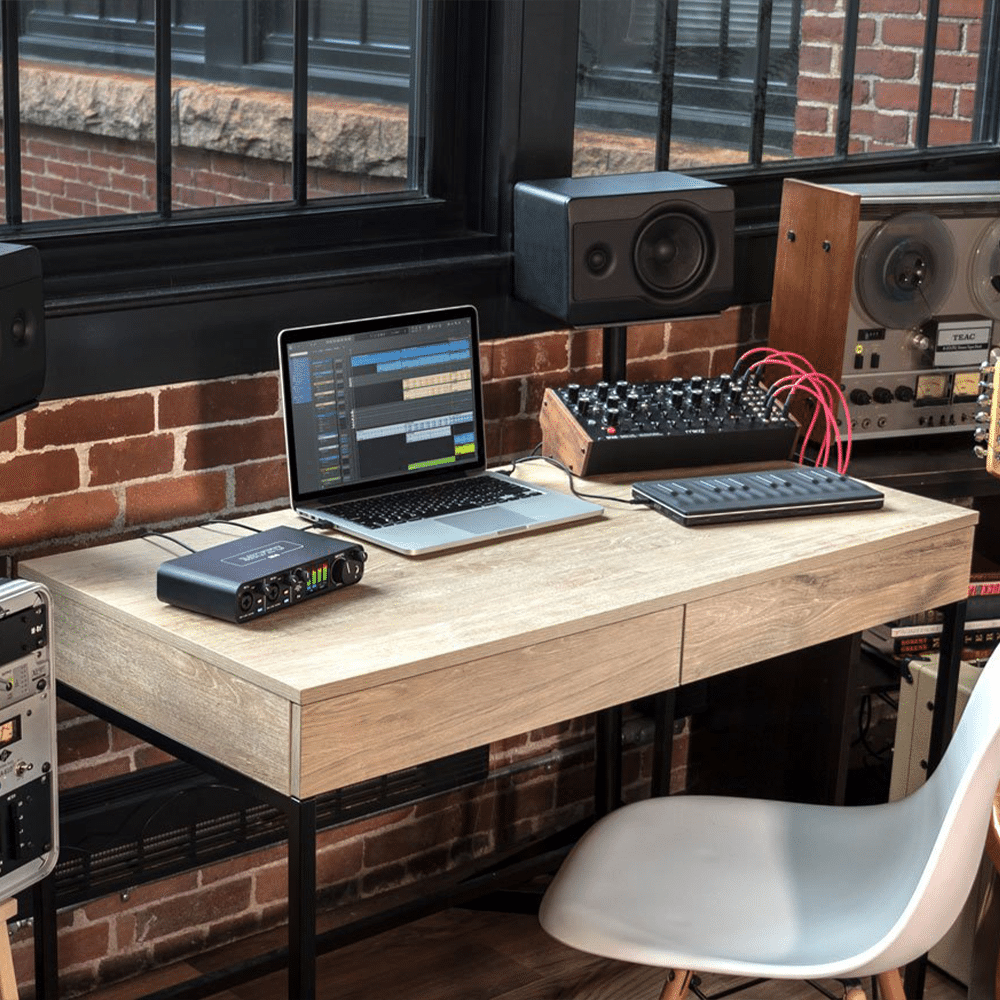 MOTU M4 – בעמדת אולפן עם מיקרופון ומוניטורים מחוברים 
