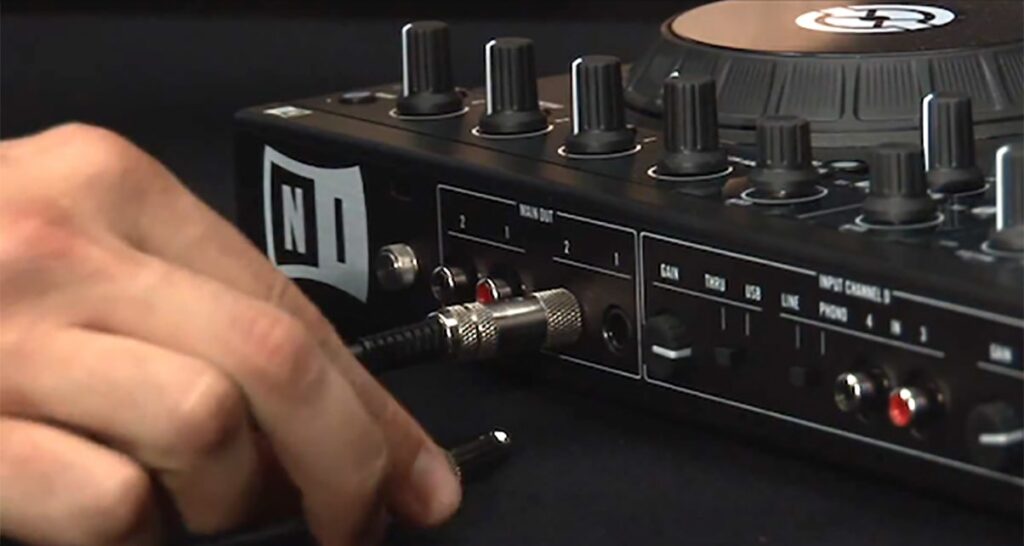 Native Instruments S4 MK3 – קונטרולר DJ עם פדים RGB ותצוגות צבעוניות