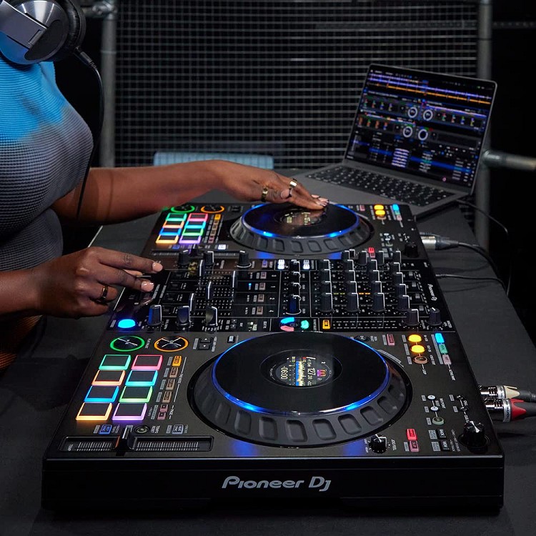 Pioneer DJ DDJ-FLX10 עם הפרדת תפקידים