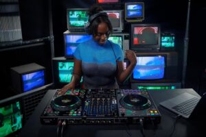 Pioneer DJ DDJ-FLX10 עם פדים ליצרתיות