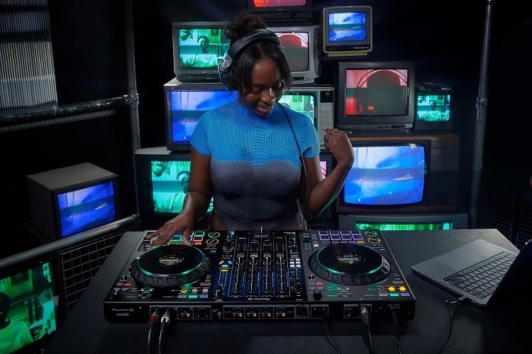 Pioneer DJ DDJ-FLX10 עם פדים ליצרתיות