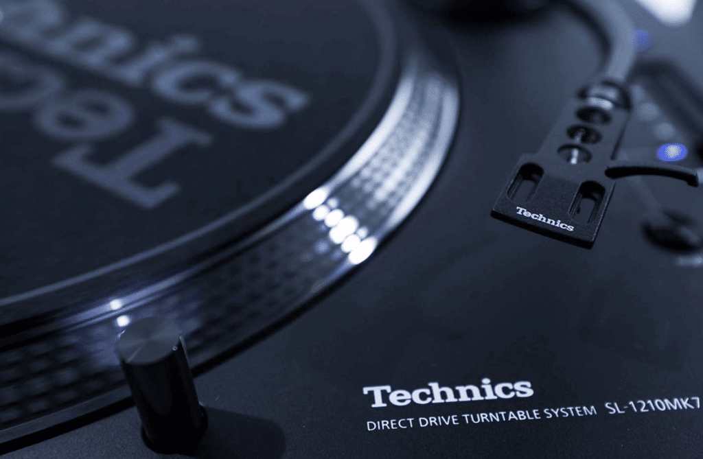 Technics SL-1210MK7 תמונת תקריב על הלוגו