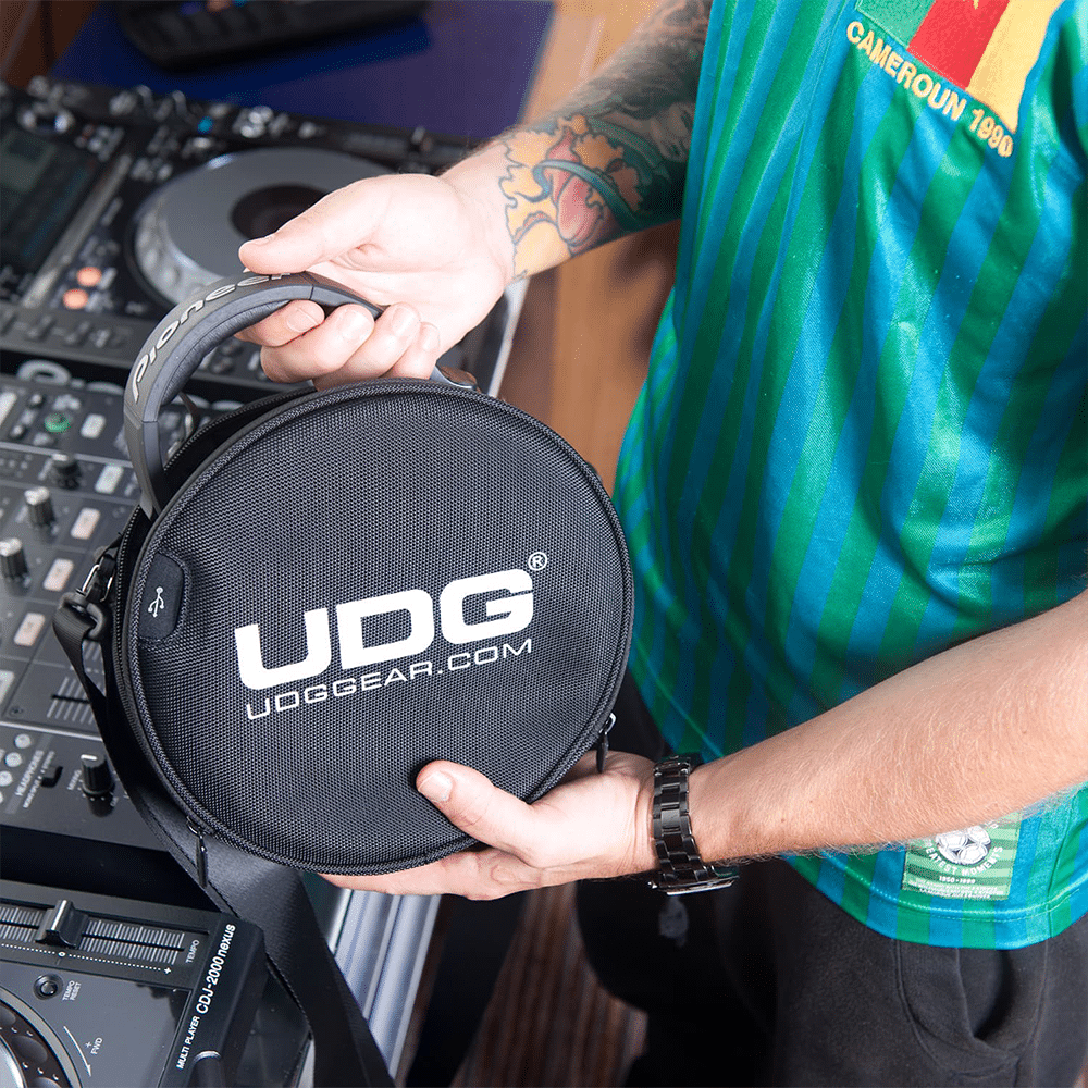 UDG Headphone Bag Black – בשימוש DJ בהופעה.