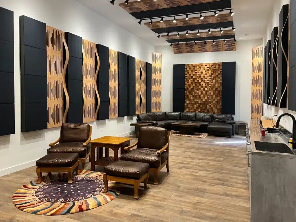 VicPattern Ultra Wavewood MKII מותקן על הקיר בחדר תצוגה