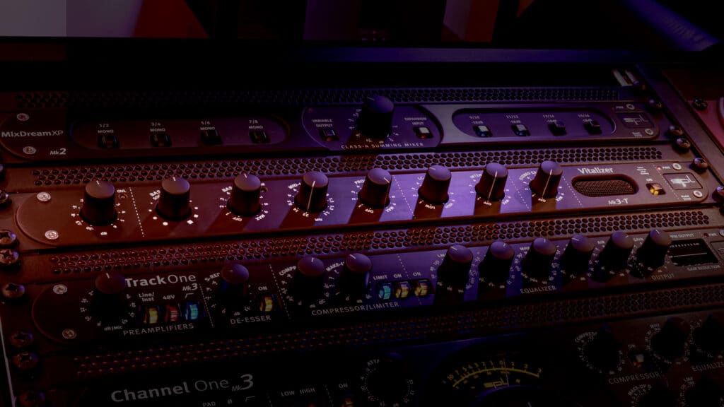 SPL Vitalizer Mk3-T מותקן ברק של אולפן הקלטות מקצועי 