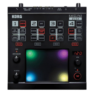 KORG KAOSS PAD QUAD מבט חזית עם טאץ'־פד מואר בעמדת DJ