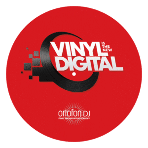 תקריב על בד Ortofon Slipmat Vinyl Digital והדפס הגרפיקה