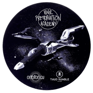 תקריב על בד Ortofon Slipmat Q.BERT והדפס הגרפיקה