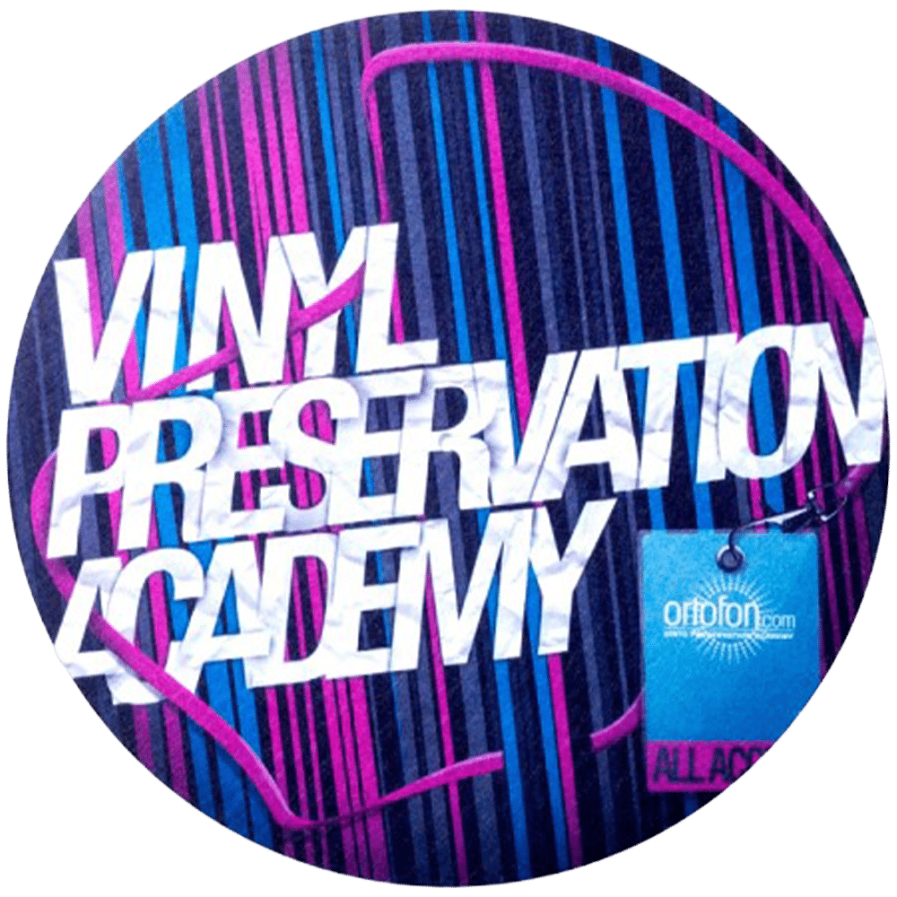 תקריב על בד Ortofon Slipmat Strips והדפס הקווים