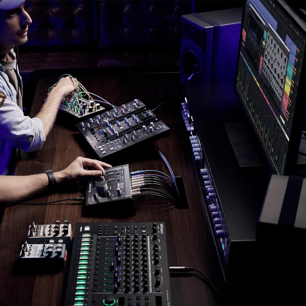 SSL 2 MKII – בעמדת אולפן ביתי עם מיקרופון ומוניטורים מחוברים