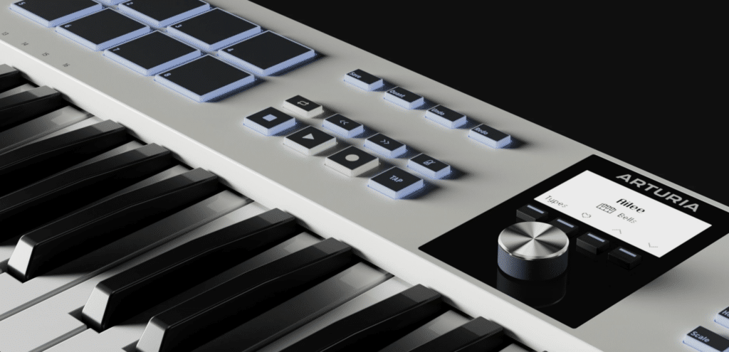 Arturia KeyLab Essential mk3 מונח ברקע שחור