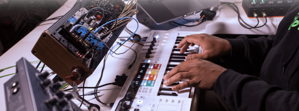 Arturia KeyStep Pro עם סיקוונסר מובנה