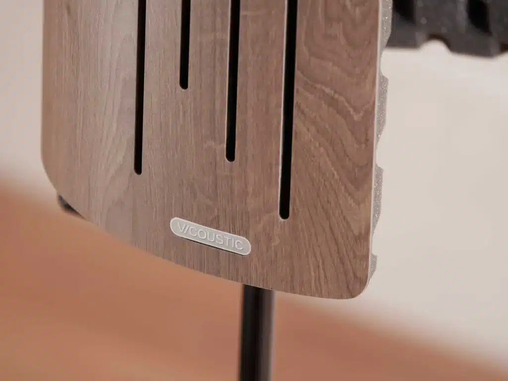 Vicoustic Flexi Screen Ultra MKII תמונת תקריב על הלוגו