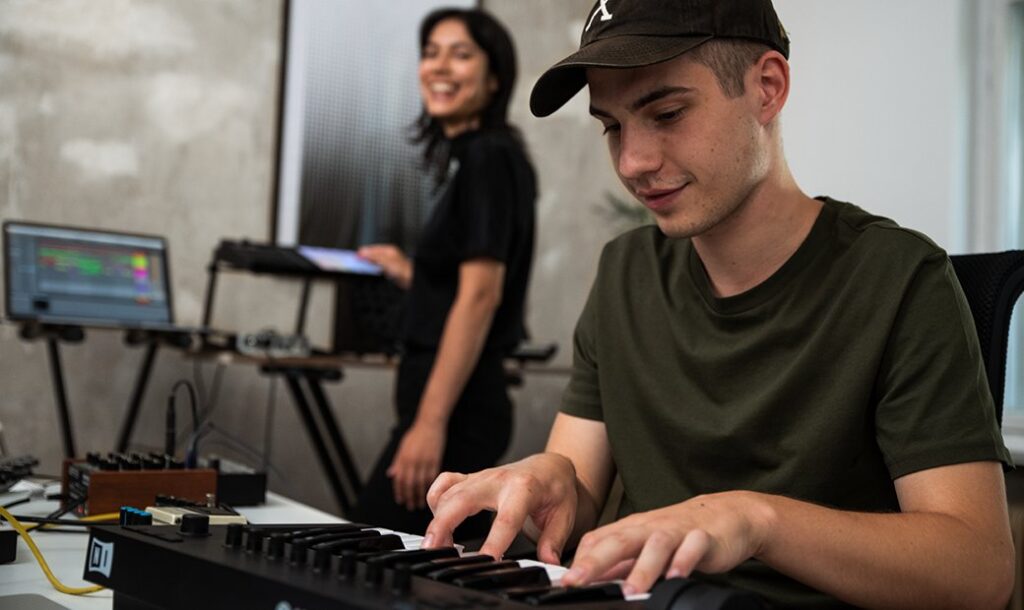 Native Instruments Komplete Kontrol A25 עם מסך 