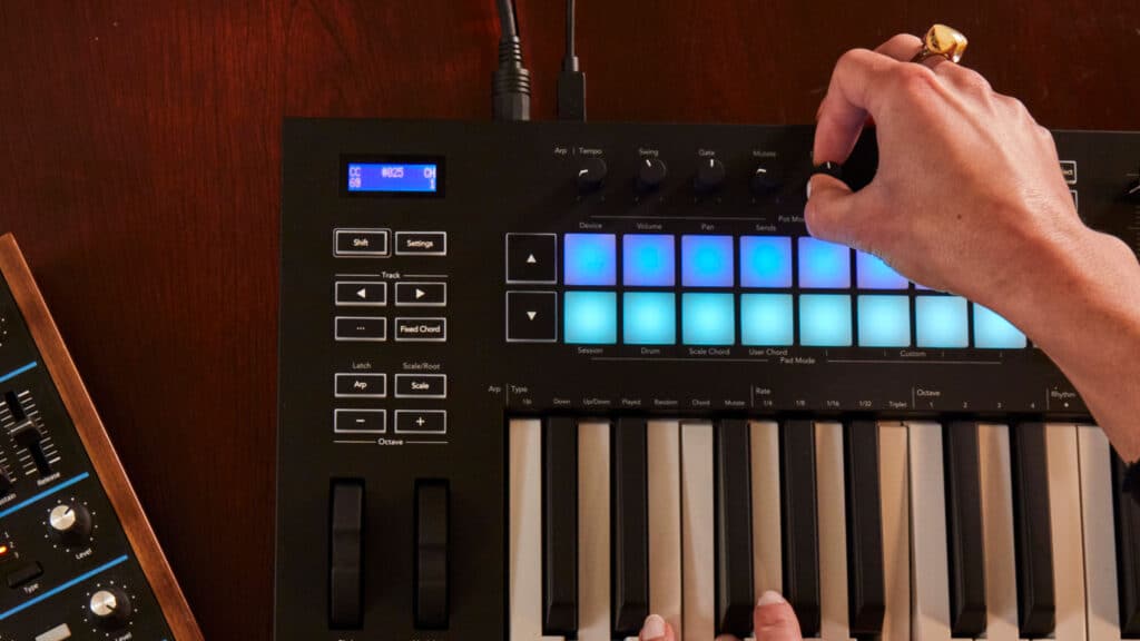 Novation LaunchKey 25 MK3 לנגינה יצירתית