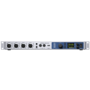 RME Fireface UFX III – חזית הכרטיס עם כניסות XLR/TRS ותצוגה