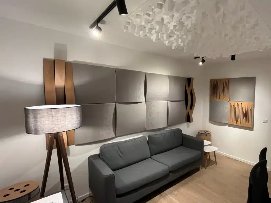 Vicoustic Cinema Round Premium מותקן בסלון