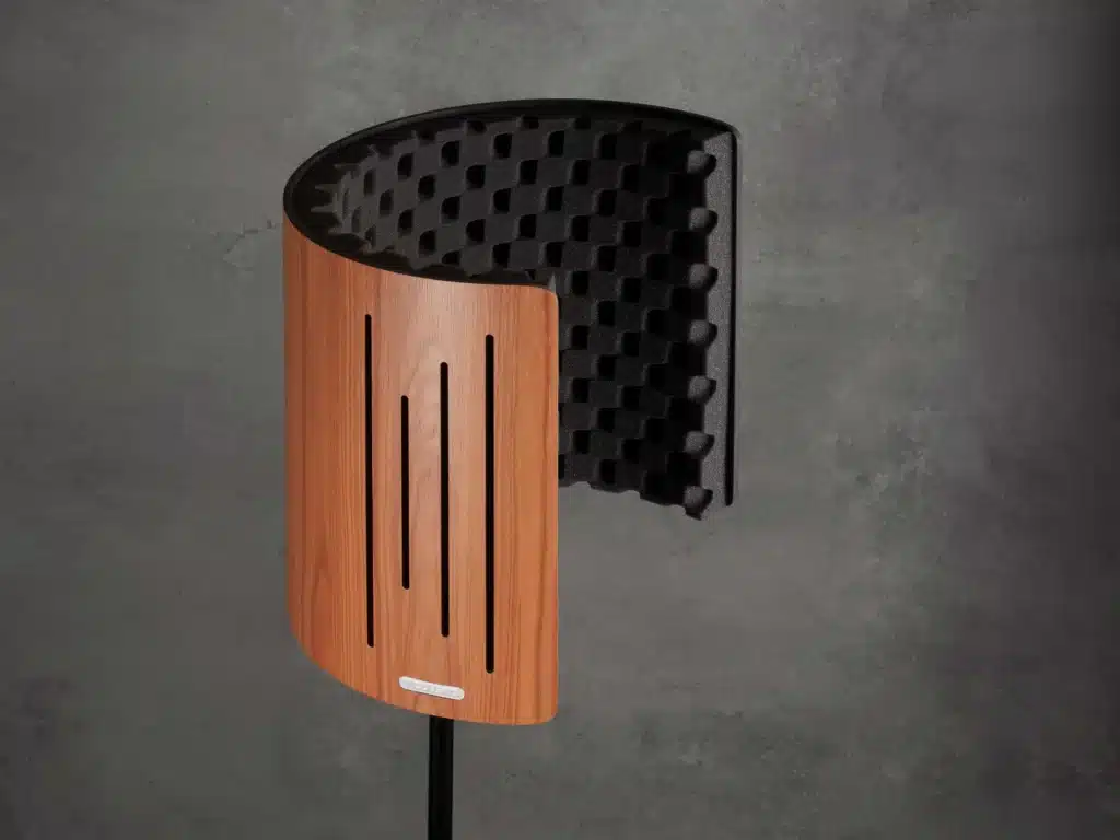 Vicoustic Flexi Screen Ultra MKII על סטנד מיקרופון ברקע אפור