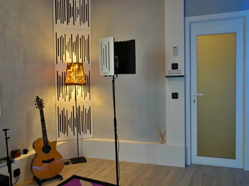 אולפן הקלטות עם Vicoustic Flexi Screen Ultra MKII באמצע החדר