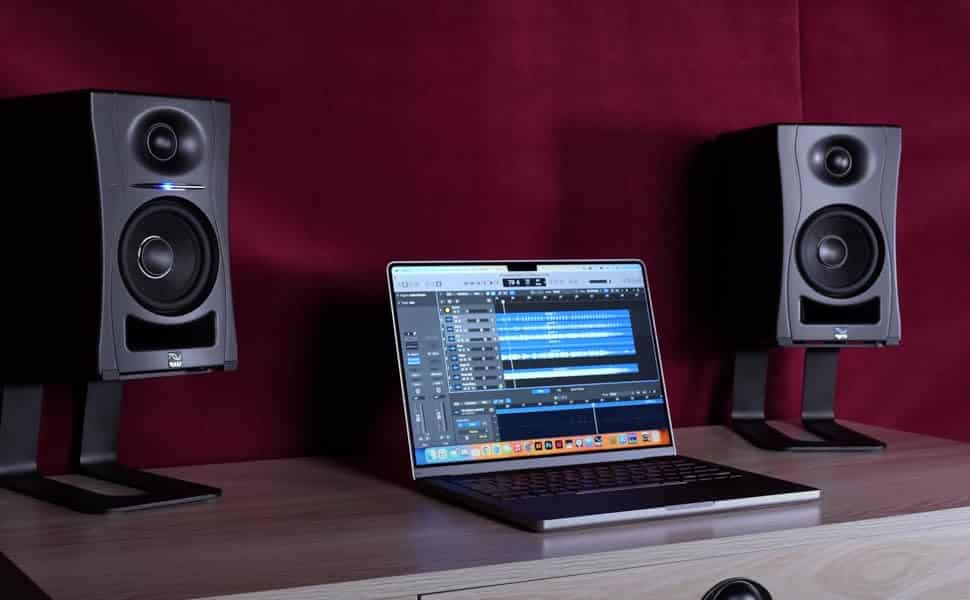 Kali Audio LP-UNF – זוג מוניטורים מחוברים למחשב באולפן ביתי