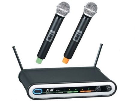 סט ICM 2070 UHF הכולל שני מיקרופונים אלחוטיים ומקלט