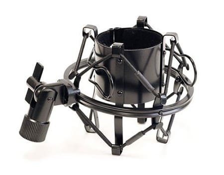 מתאם MXL 56 Shock Mount מונח על שולחן אולפן