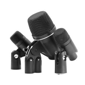 ערכת מיקרופונים MXL DRUM-PA-5K מסודרת על שולחן אולפן