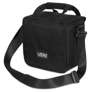 תיק UDG Ultimate 7" SlingBag 60 Black מוצג פתוח עם תקליטים בפנים