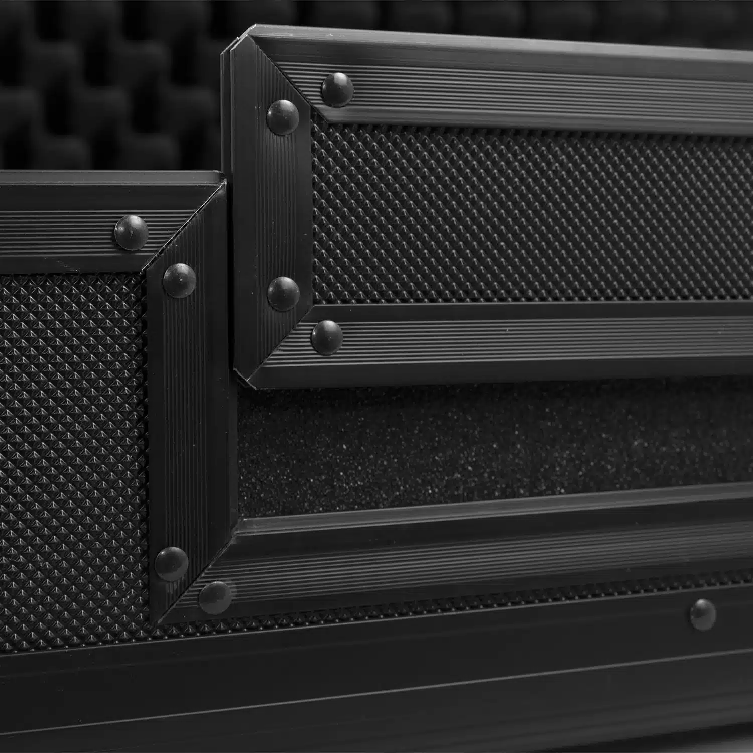 UDG Ultimate Pick Foam Flight Case Multi Format M Black מכסה קדמי נשלף