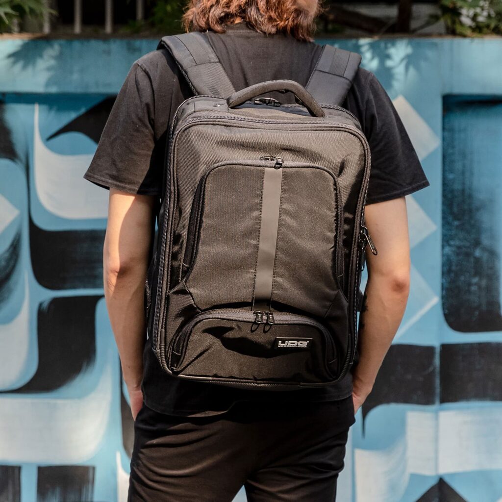 UDG Ultimate Backpack Slim תיק גב מקצועי בשימוש