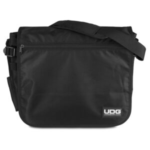תיק UDG CourierBag Black פתוח עם תקליטים בתא המרכזי