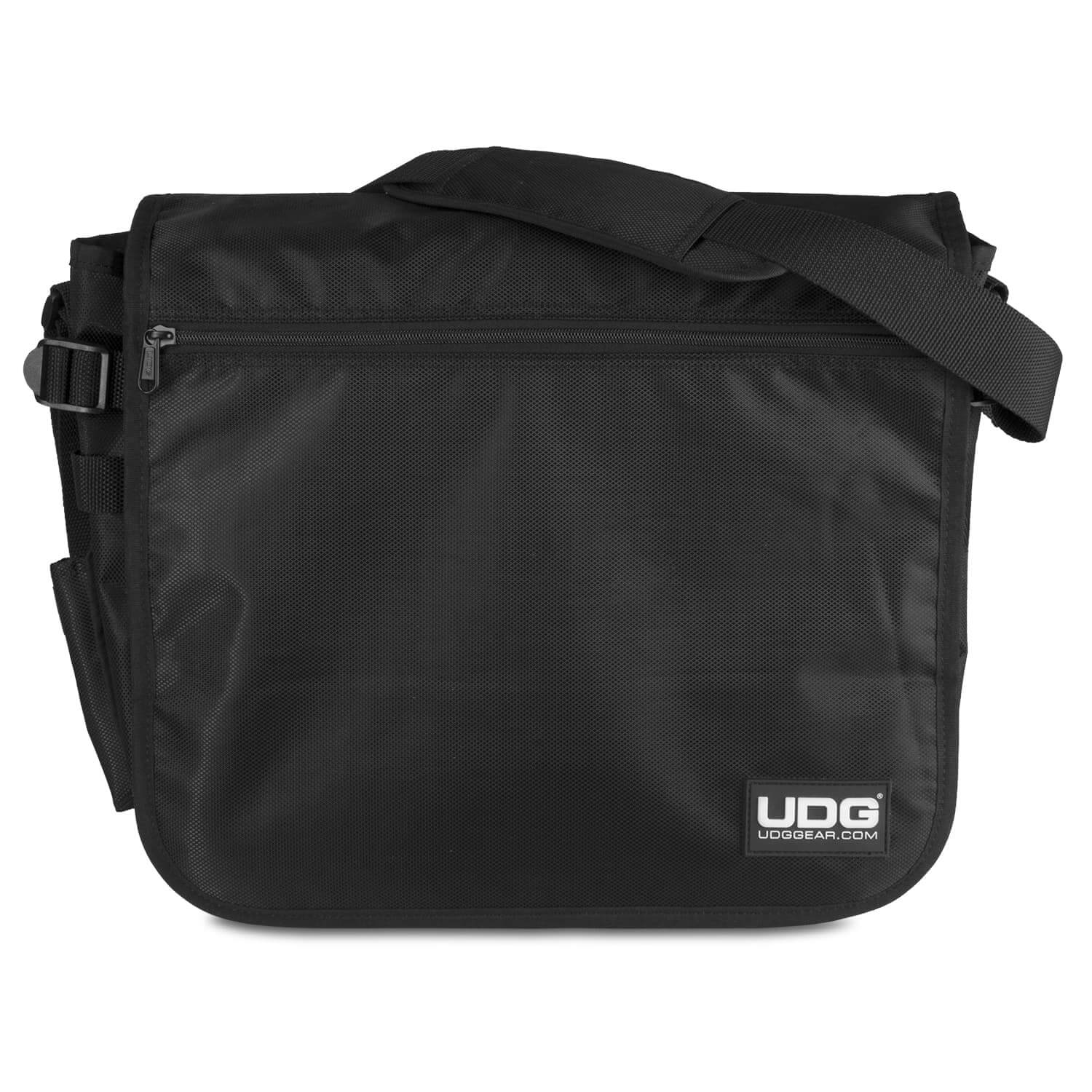 תיק UDG CourierBag Black פתוח עם תקליטים בתא המרכזי