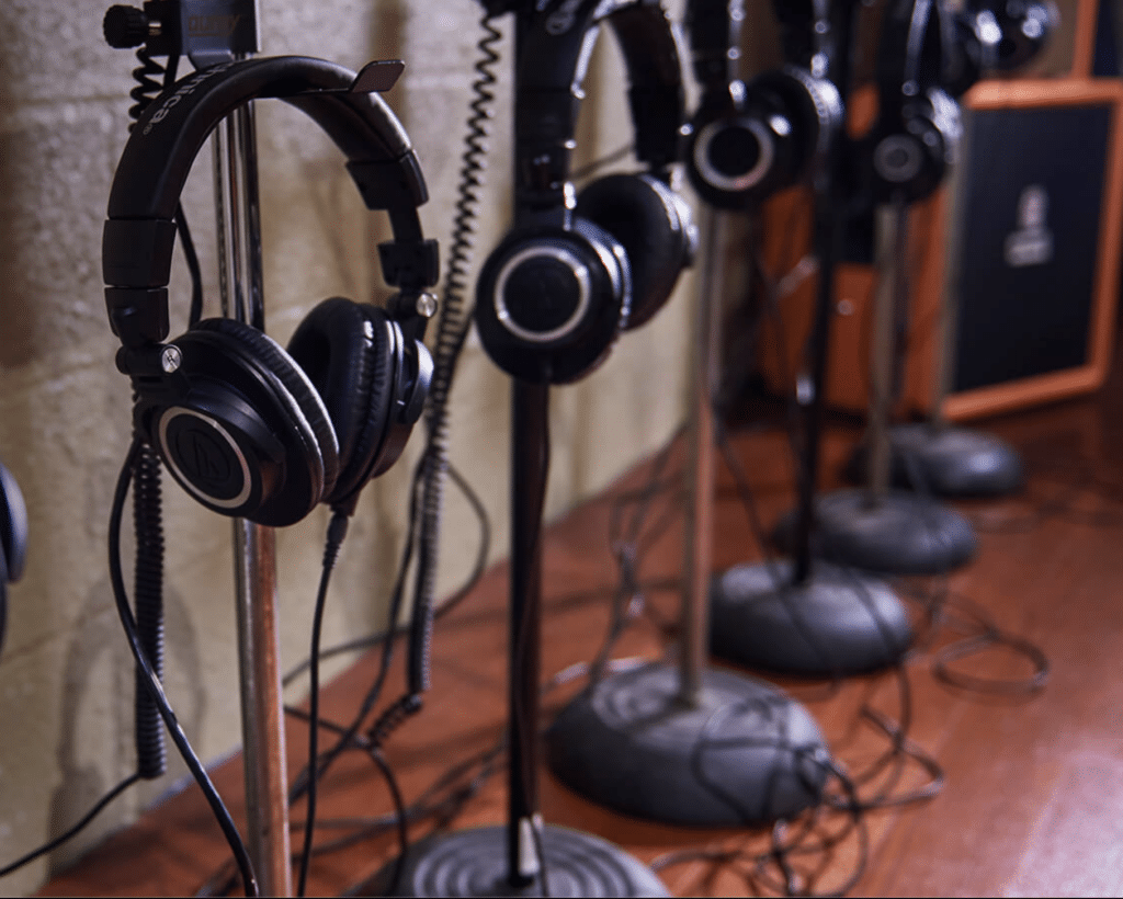 Audio Technica - ATH-M50x תלויות על סטנד מקצועי