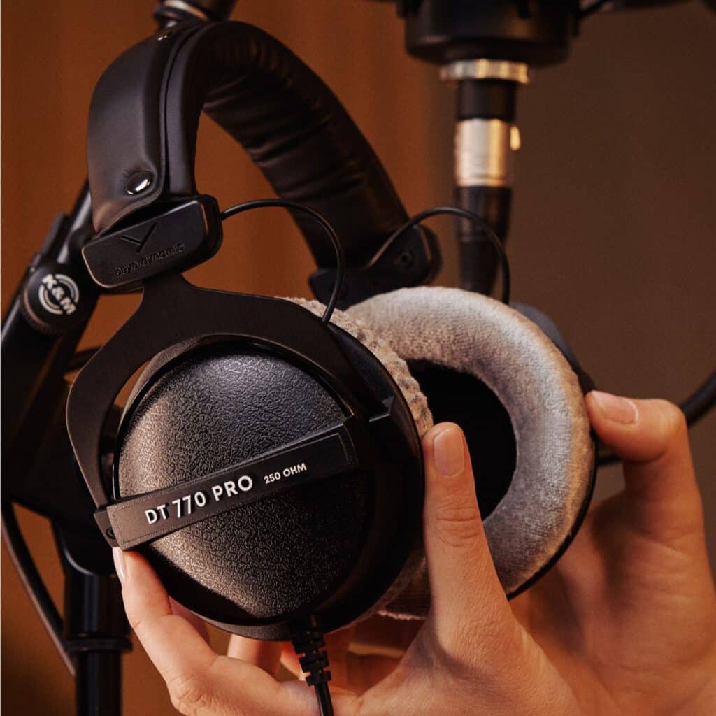 Beyerdynamic DT 770 עם ריפודי אוזניים נוחות