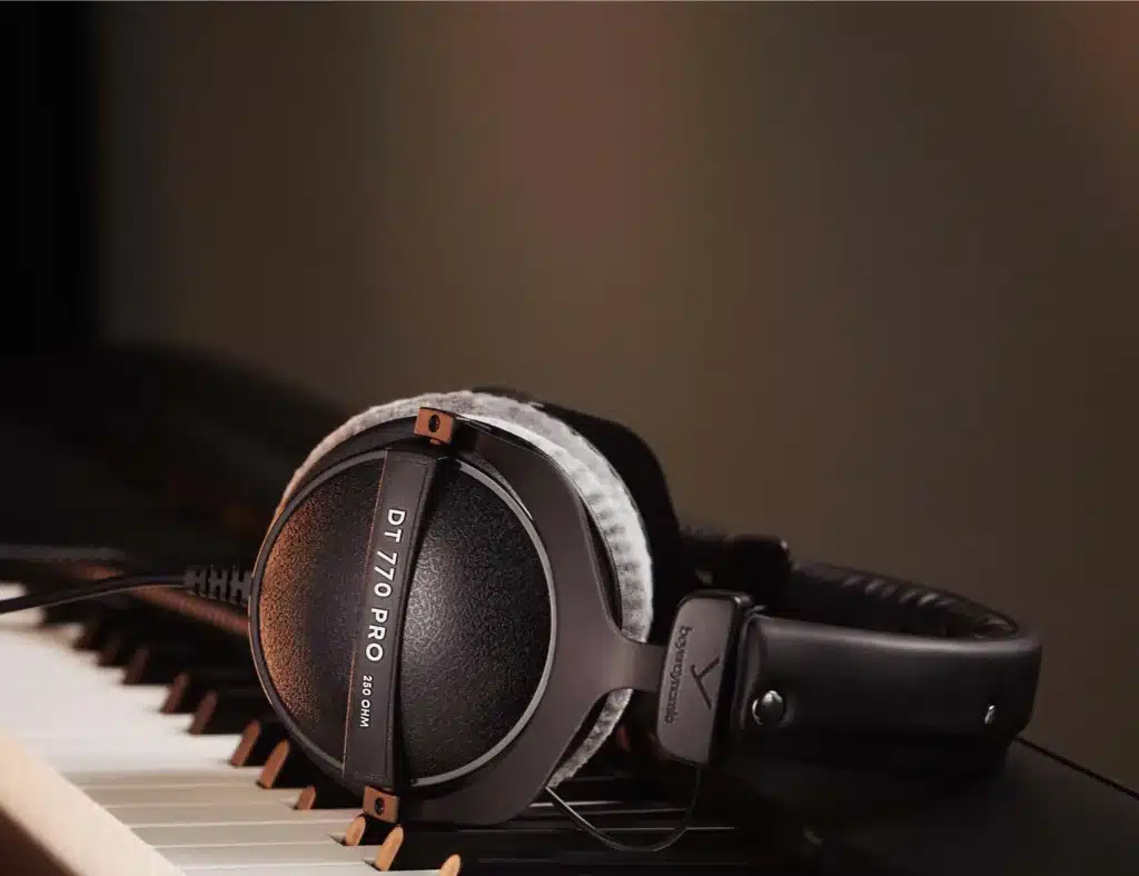 Beyerdynamic DT 770 מונחות על פסנתר
