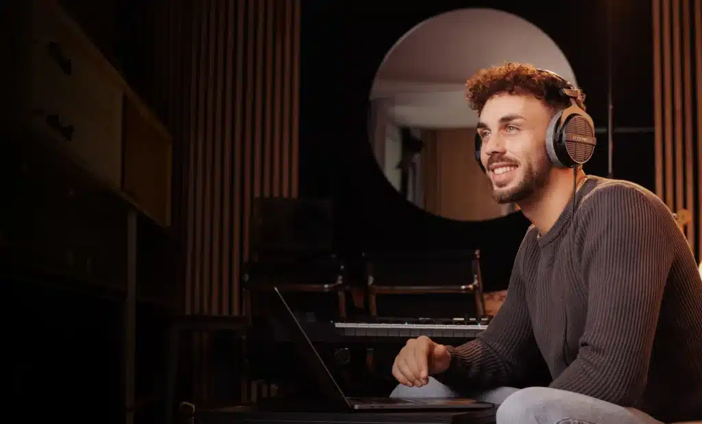 Beyerdynamic DT 990 PRO להאזנה שקופה