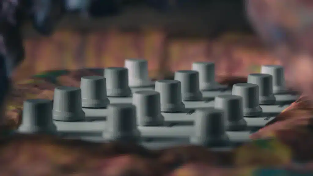 Elektron Model Cycles תקריב כפתורי שליטה ונובים