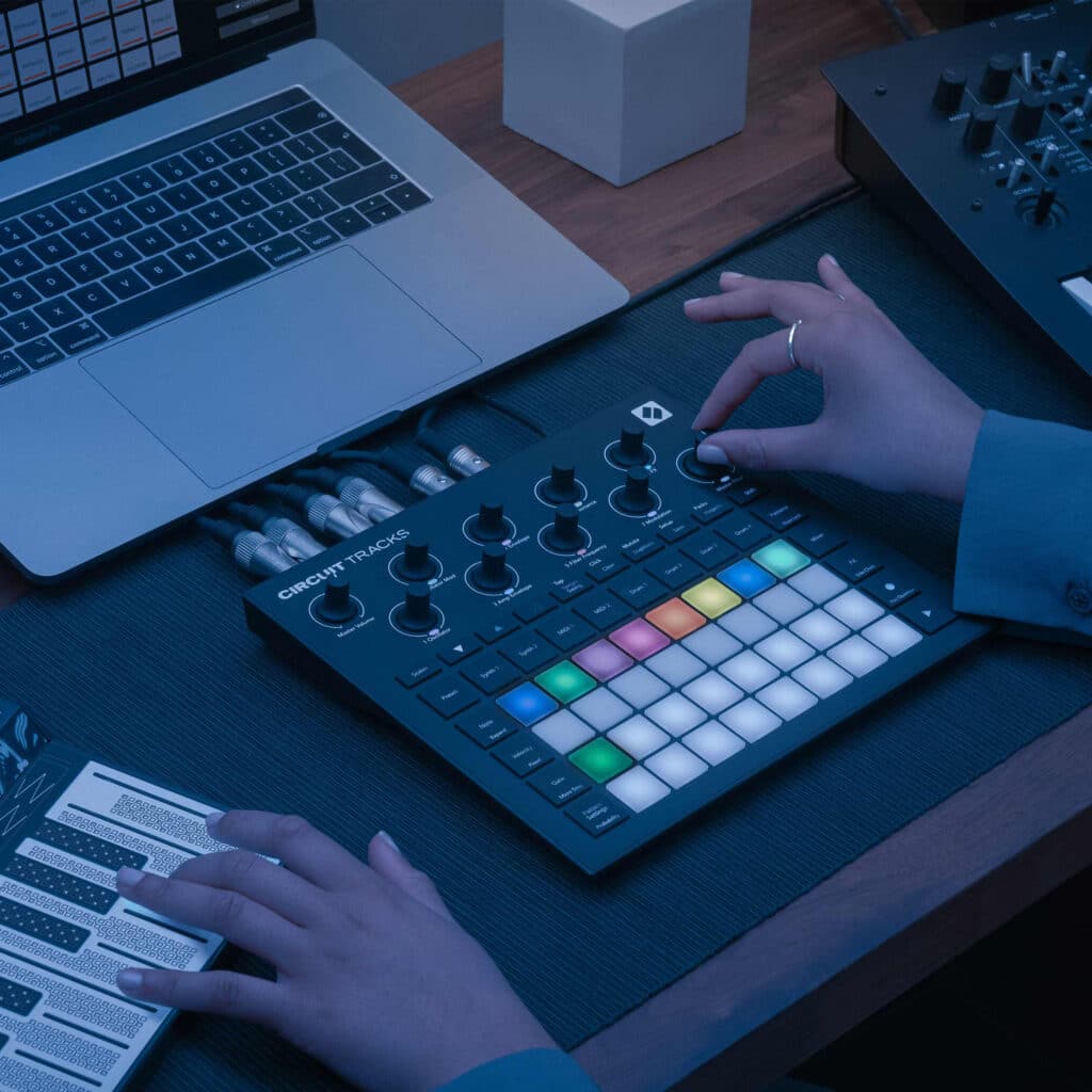 Novation Circuit עם מקדלת שליטה
