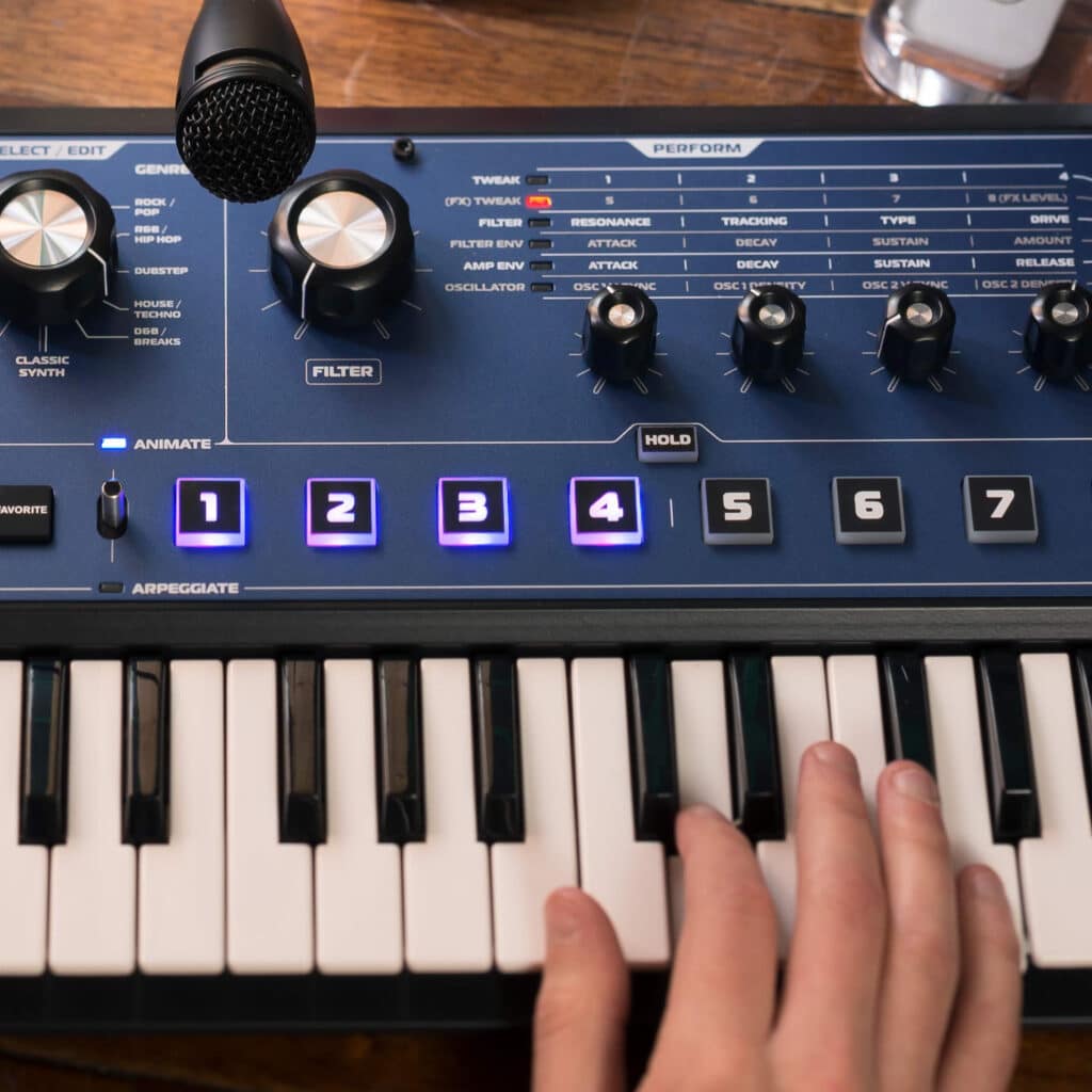 Novation MiniNova בזמן נגינה