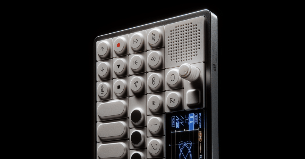 Teenage Engineering OP-1 Field עומד על רקע שחור