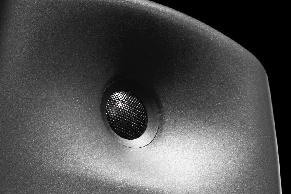 Genelec 8040B בשימוש באולפן הפקה מקצועי על סטנד רצפה