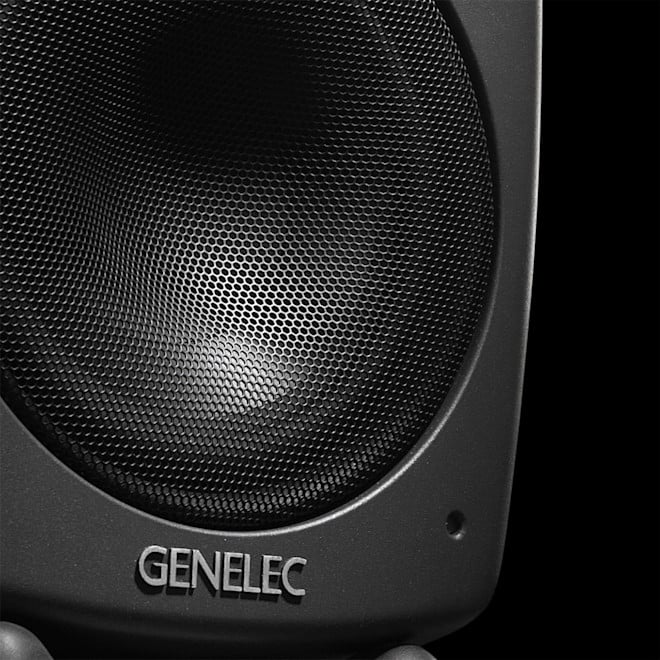Genelec 8040B — מבט ¾ עם גוף אלומיניום יצוק MDE ממוחזר